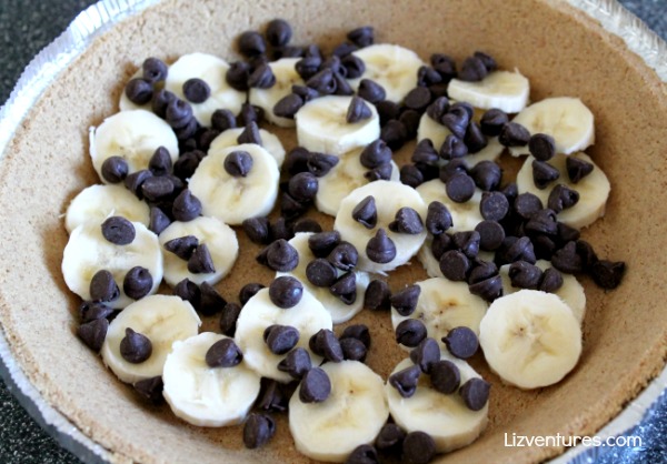 line pie crust with bananas and chocolate chips